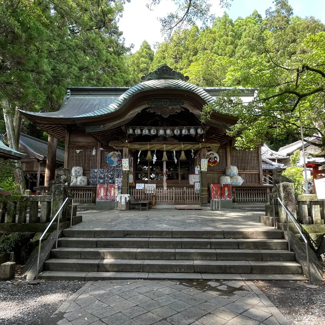 Le sanctuaire Sugimoto et son escalier de pierre, au milieu des arbres